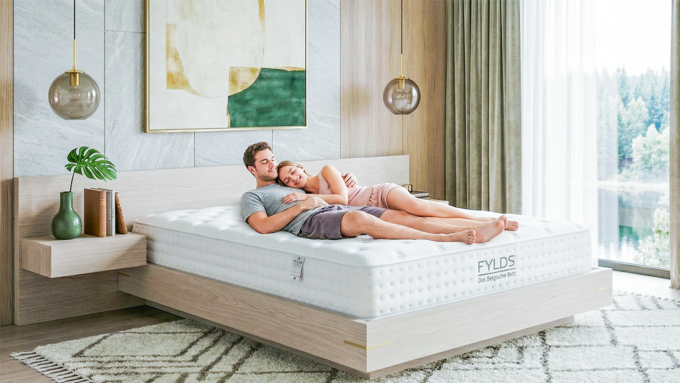 【舒壓科學設計：為深度睡眠量身打造】 高品質的睡眠不只是休息，更是儲備明日動能的關鍵。「夏洛特床墊」透過以下技術，優化您的睡眠環境： 環境溫控技術： 日本冰晶紗表布結合 Latexco 涼感乳膠，能迅速帶走皮膚表層的悶熱感，營造舒爽的入眠氛圍，協助身體進入深層放鬆狀態。 身體曲線支撐： 核心「硬式獨立筒」搭配 PUES 加強型護邊，確保身體在各種睡姿下都能維持自然平穩，讓背部肌肉得到充分的休息與舒緩。 零感舒壓釋放： 航太級竹炭記憶綿能柔順地分散身體壓力點，大幅減少夜間翻身次數，讓全身壓力得到均衡釋放，提升睡眠的平穩度。