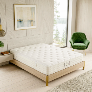 【舒壓科學設計：為深度睡眠量身打造】 高品質的睡眠不只是休息，更是儲備明日動能的關鍵。「夏洛特床墊」透過以下技術，優化您的睡眠環境： 環境溫控技術： 日本冰晶紗表布結合 Latexco 涼感乳膠，能迅速帶走皮膚表層的悶熱感，營造舒爽的入眠氛圍，協助身體進入深層放鬆狀態。 身體曲線支撐： 核心「硬式獨立筒」搭配 PUES 加強型護邊，確保身體在各種睡姿下都能維持自然平穩，讓背部肌肉得到充分的休息與舒緩。 零感舒壓釋放： 航太級竹炭記憶綿能柔順地分散身體壓力點，大幅減少夜間翻身次數，讓全身壓力得到均衡釋放，提升睡眠的平穩度。