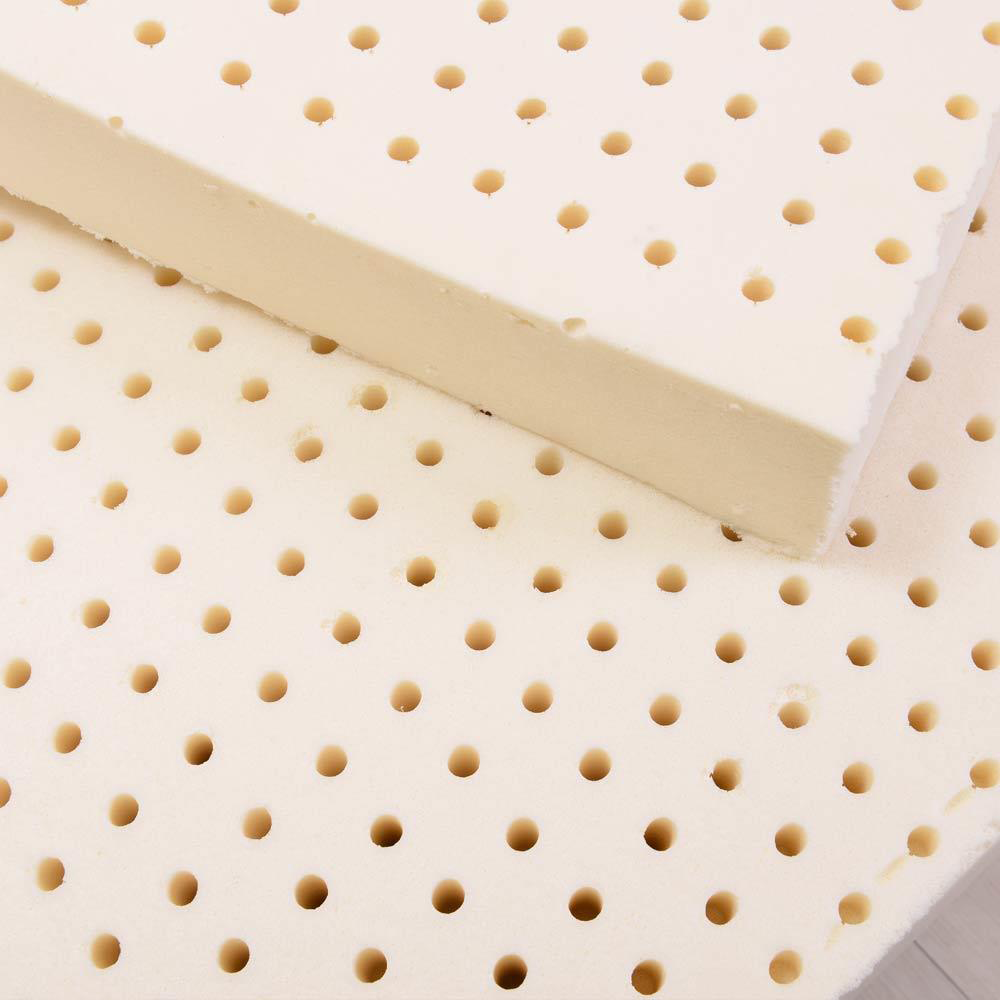 天然乳膠 vs. 合成乳膠： 市面上標榜的乳膠床墊品質不一。天然乳膠含有橡膠蛋白，具有天然防蟎抗菌的效果，且散發淡雅乳香味；而合成乳膠則是由化學物質聚合而成，雖然價格低廉，但彈性與耐用度遠不及天然產品。