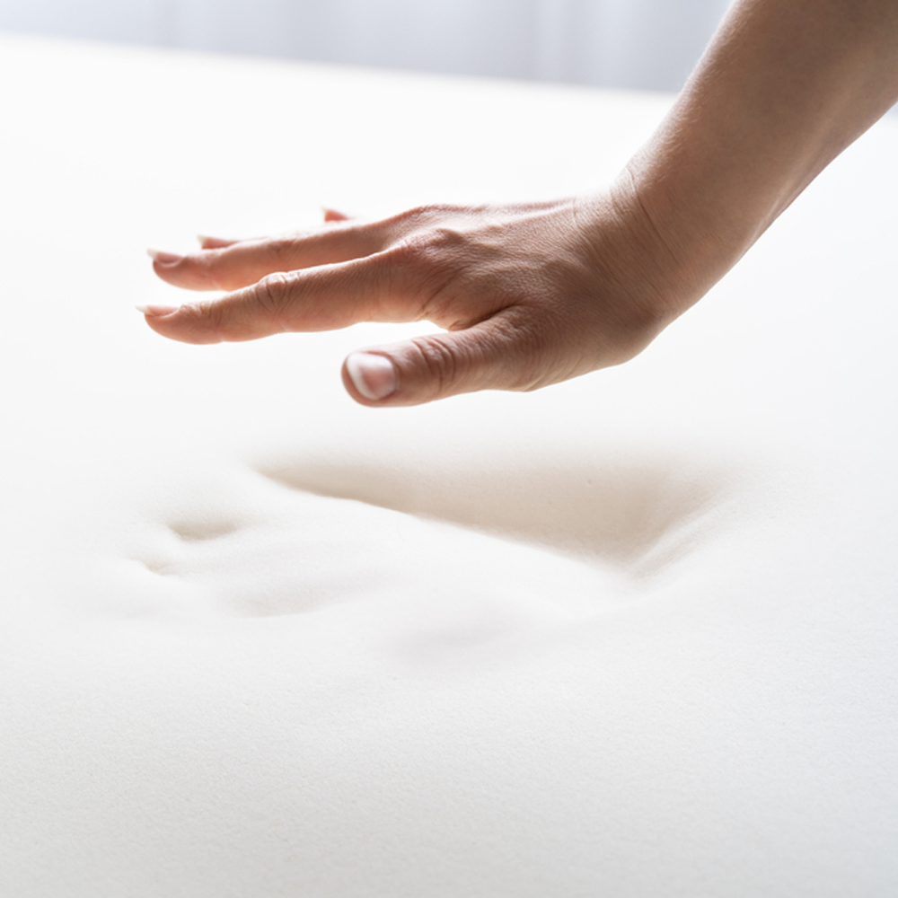 記憶棉（矽膠）最早是為 NASA 開發的太空科技，目的是為了緩衝太空人升空時所承受的強大壓力。